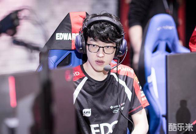 露头角时便 露头角时便